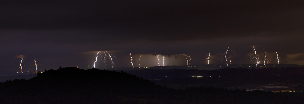 L'orage, vu depuis les Baux-de-Provence (F/8 - 21 x 30 secondes - ISO-250 - 40 mm)